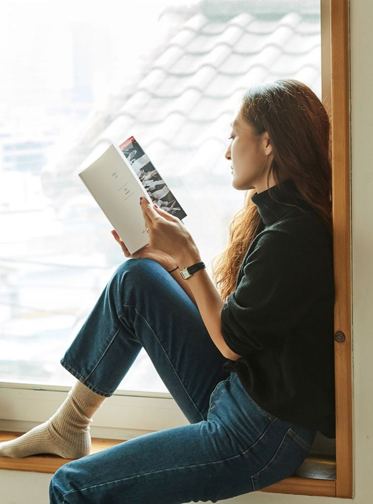 좋아하는 창가 자리에 앉은 김모아 작가.