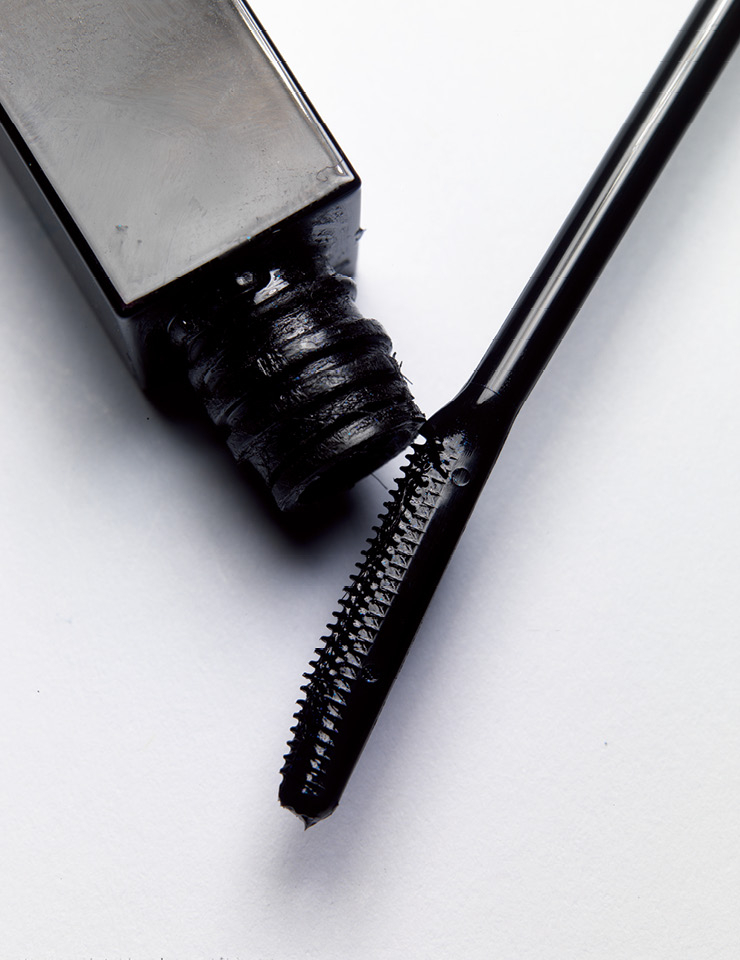 속눈썹을 풍성하게 연출해 줄 롱래시 마스카라. 속눈썹 한 올 한 올 자연스럽게 살려주는 빗 타입의 씰 셀로판 마스카라, 8만원, Serge Lutens.