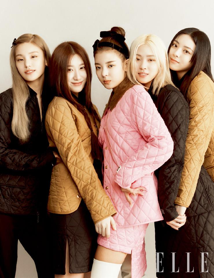 예지가 입은 블랙 퀼팅 재킷과 블랙 팬츠. 채령이 입은 캐멀 컬러의 퀼팅 재킷과 블랙 컬러 퀼팅 스커트. 리아가 입은 핑크 퀼팅 재킷과 비대칭 라인의 스커트. 류진이 입은 블랙 퀼팅 재킷과 스커트. 유나가 입은 캐멀 컬러의 퀼팅 재킷은 모두 Burberry.