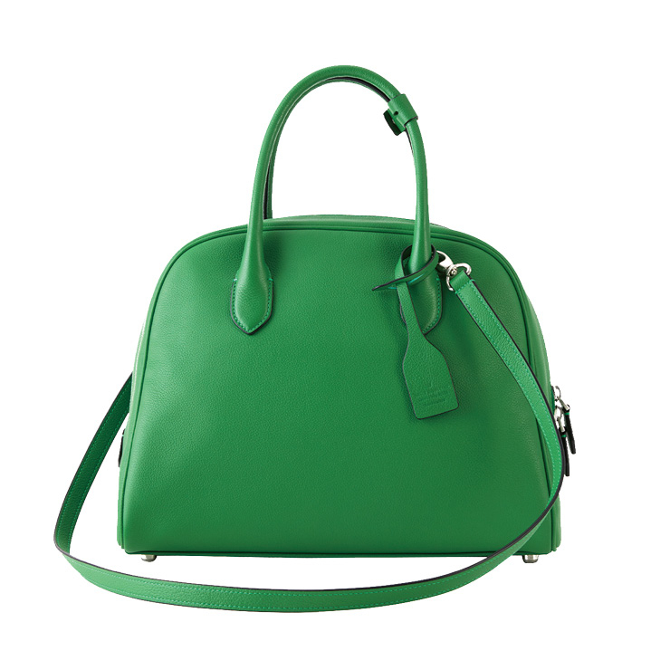 간결한 디자인에 화사한 그린 컬러를 입힌 토트백은 94만원, Arthur & Grace.