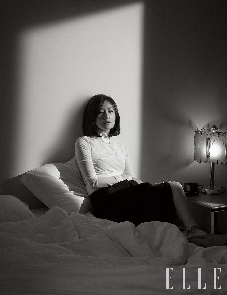 사각 모티프의 티파니 다이아몬드 드롭 이어링, 플래티넘 소재에 다이아몬드를 세팅한 티파니 빅토리아 그레듀에이티드 라인 네크리스, 잠자리 모양의 티파니 인챈트 드래곤플라이 브로치는 모두 Tiffany & Co. 화이트 톱과 스커트는 모두 Wooyoungmi. 힐은 Gianvito Rossi.