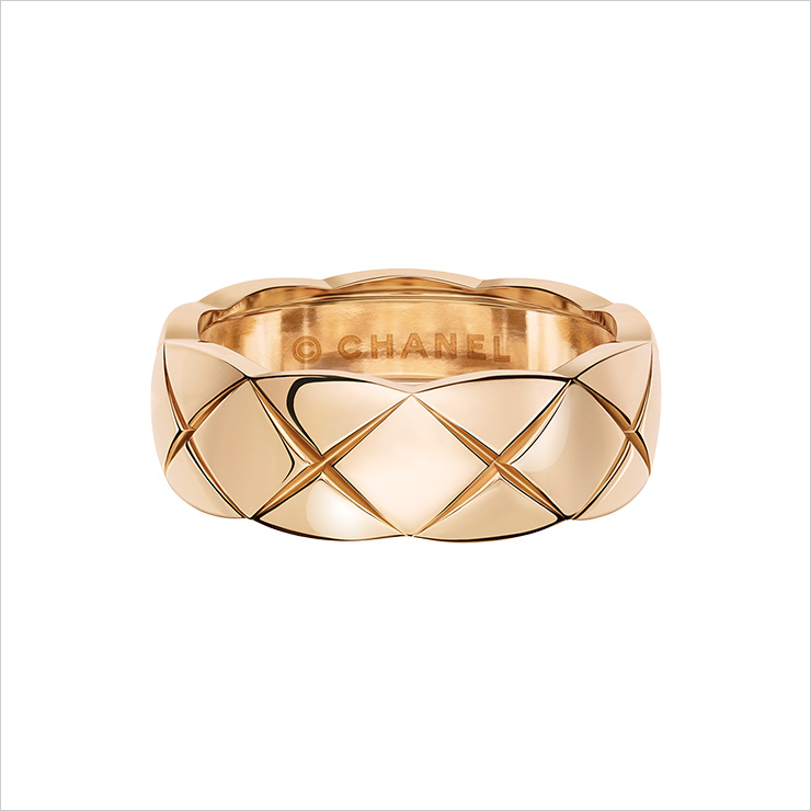 '코코 크러쉬 스몰' 링은 CHANEL FINE JEWELRY.