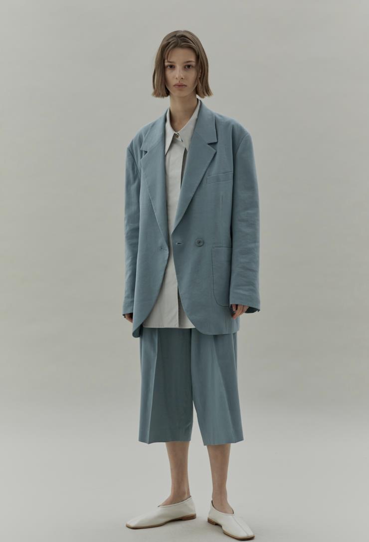 매니시한 무드의 오버사이즈 리넨 재킷은 29만9천원, Low Classic.