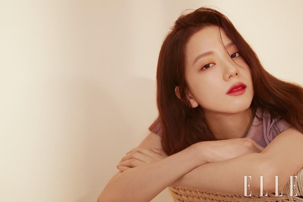 루미너스 매트 피니쉬의 디올 포에버 파운데이션과 디올 포에버 퍼펙트 쿠션을 발라 보송하고 균일하게 정돈된 피부를 연출한 뒤, 한 톤 밝은 디올 포에버 스킨 코렉트를 하이라이터처럼 이마와 콧대에 얇게 덧발라 고급스러운 광이 돋보이는 완벽한 피부를 완성한다. 자연스럽게 물든 듯한 레드 립은 디올 어딕트 스텔라 샤인, 859 디올인피니티를 바른 것. 사용 제품은 모두 Dior. 타이다이 프린트 톱은 Dior.