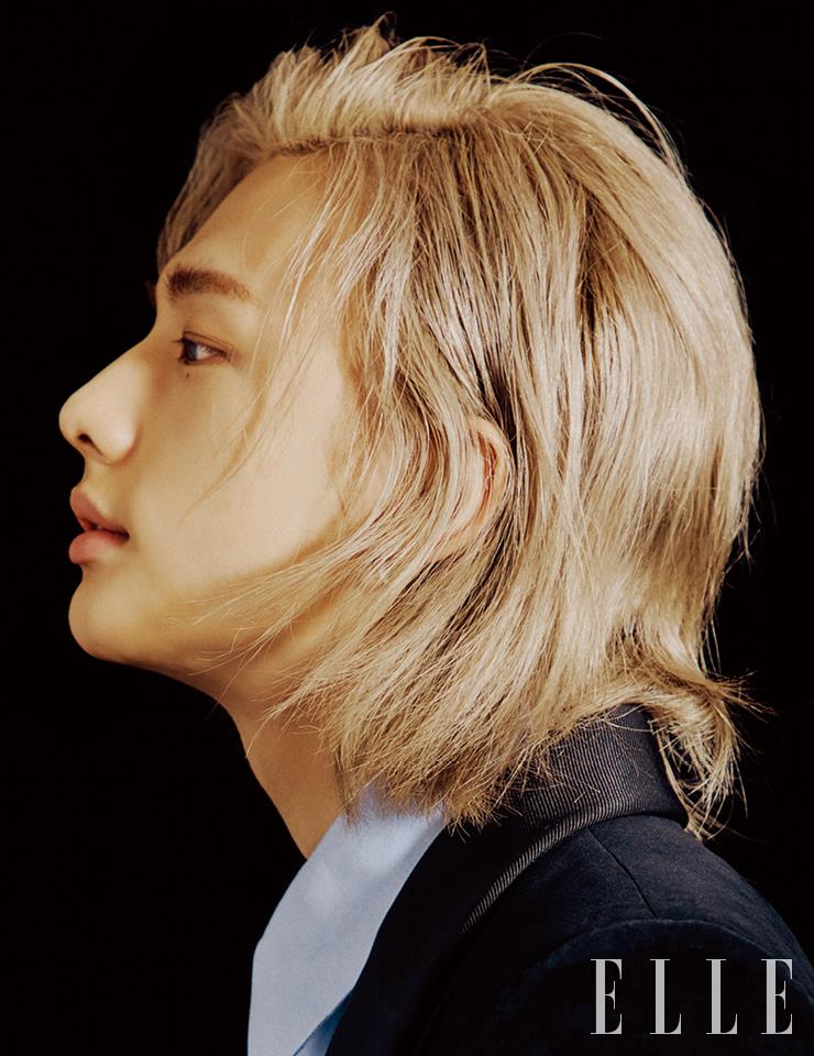  벨벳 재킷과 피터 팬 칼라 셔츠는 모두 Gucci.