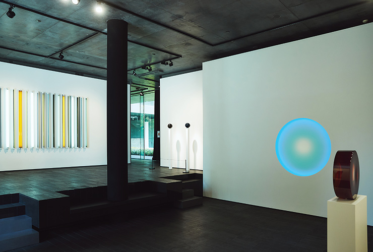 <Bending Light II>전시가 한창인 1층 전경.