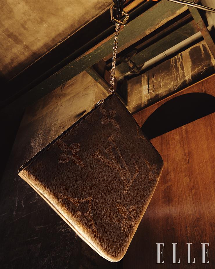 체인 장식을 더한 볼드 메탈 핸들이 특징인 모노그램 패턴의 ‘포쉐트 끌레 XL’ 백은 Louis Vuitton.