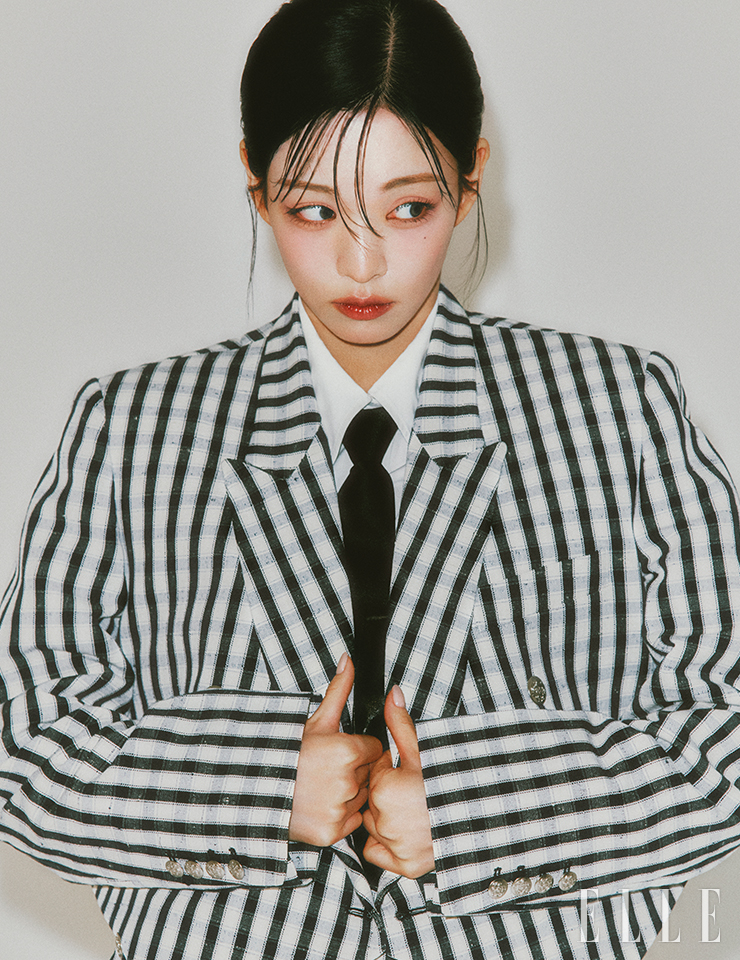 채영이 입은 재킷은 EENK. 이너 셔츠는 COS. 타이는 스타일리스트 소장품. 