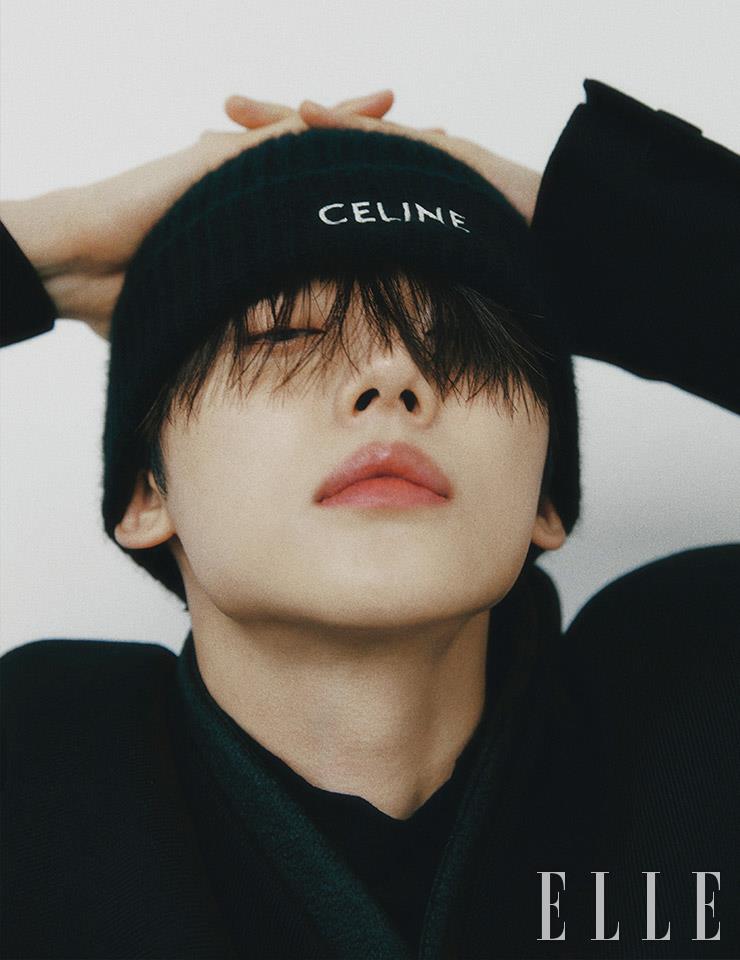 터틀넥 니트 톱과 이너 재킷, 롱 코트는 모두 Ermenegildo Zegna. 비니는 Celine. 