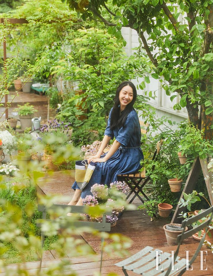 드레스, 크로셰 백, 슬링백 모두 래트. 