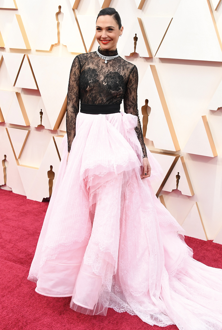 <원더우먼 1984>의 히어로로 ‘우먼 파워’를 보여준 갤 가돗. ‘멋쁨’을 장착한 스타답게 카리스마 넘치는 외모와 우아한 스타일이 연일 스포트라이트를 받고 있다. 