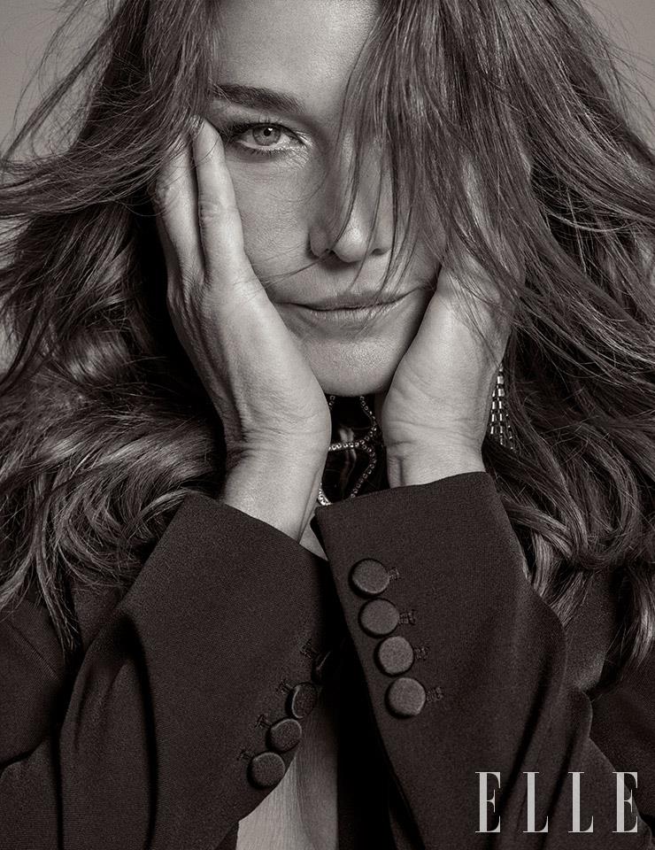 턱시도 재킷과 라인스톤 이어링, 클로버 초커는 모두 Saint Laurent by Anthony Vaccarello.