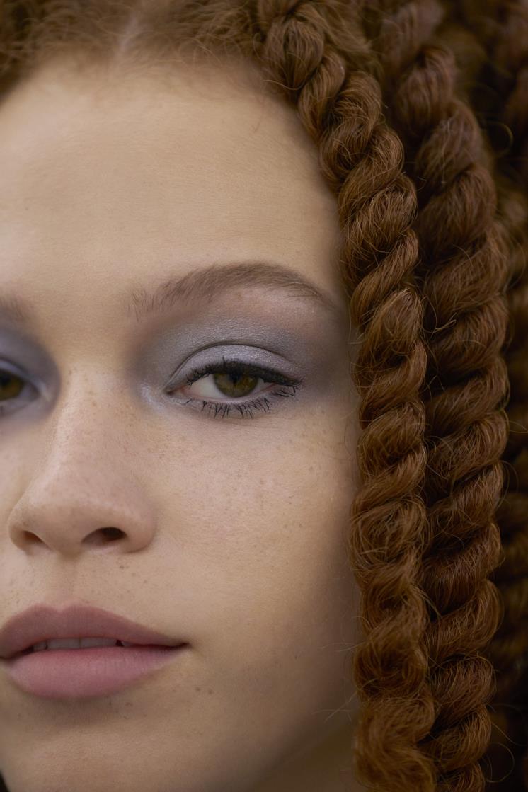 샤넬 2023/24 가을-겨울 레디-투-웨어 쇼 백스테이지 메이크업.