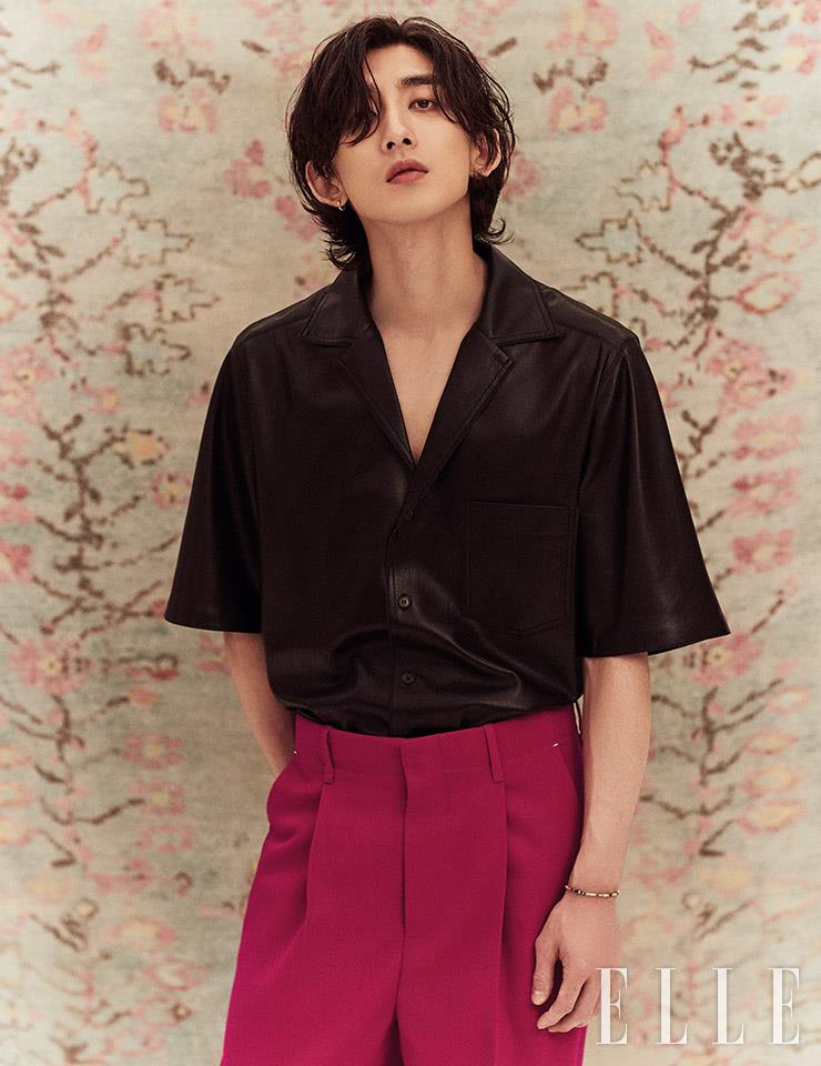 레더 셔츠는 Nanushika by Matchesfashion. 마젠타 컬러 팬츠는 Berluti.