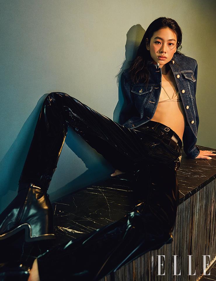 데님 크롭트 재킷과 새틴 브라톱, 블랙 레더 팬츠, 앵클부츠는 모두 Louis Vuitton.