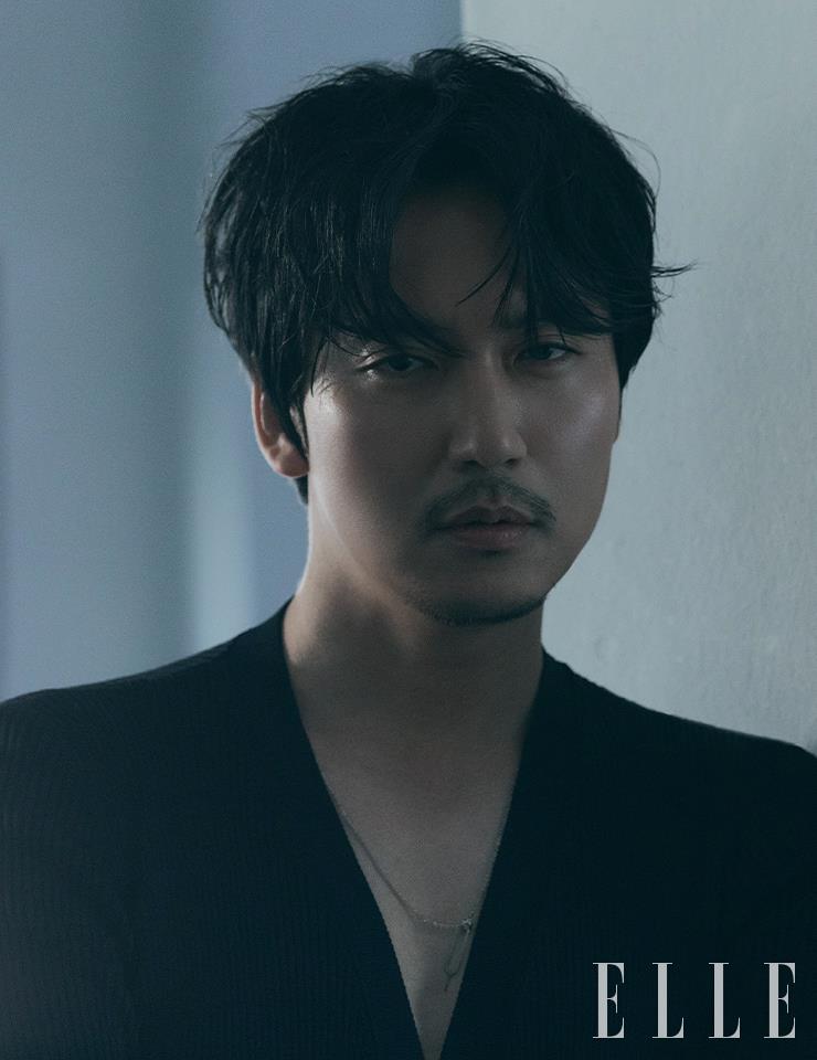 롱 카디건, 네크리스는 모두 Saint Laurent by Anthony Vaccarello.