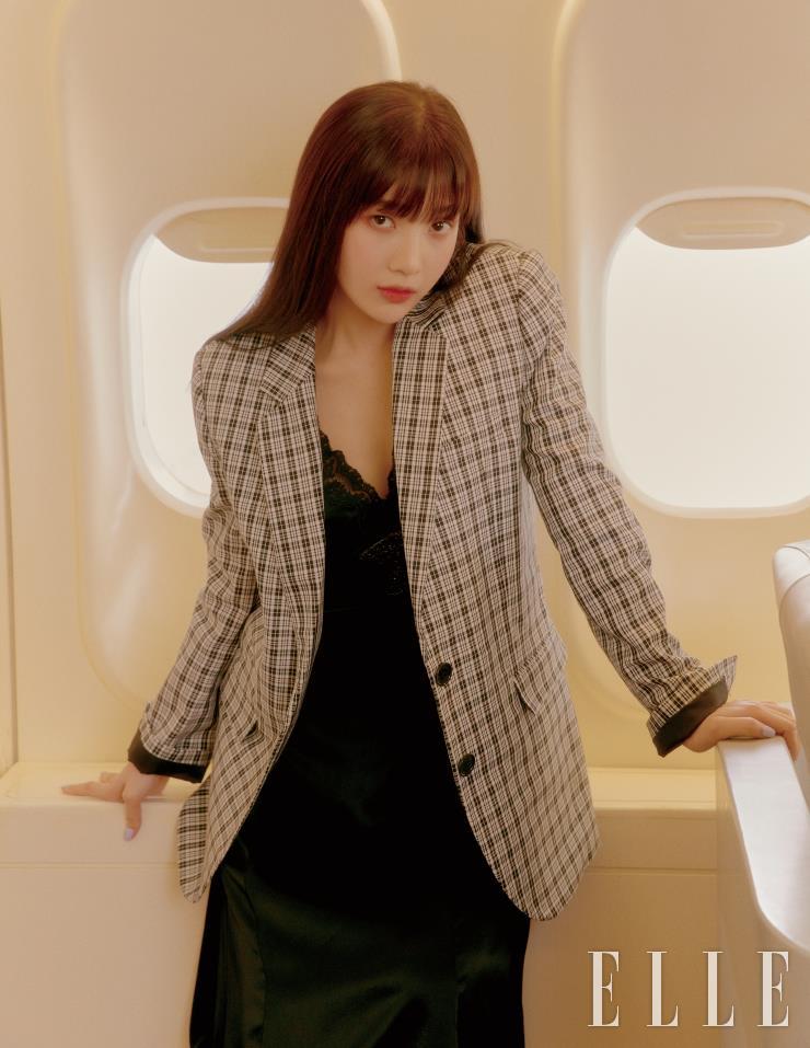 보우 새틴 드레스는 49만원, 치키 체크 블레이저는 59만원 모두 Michael Kors.