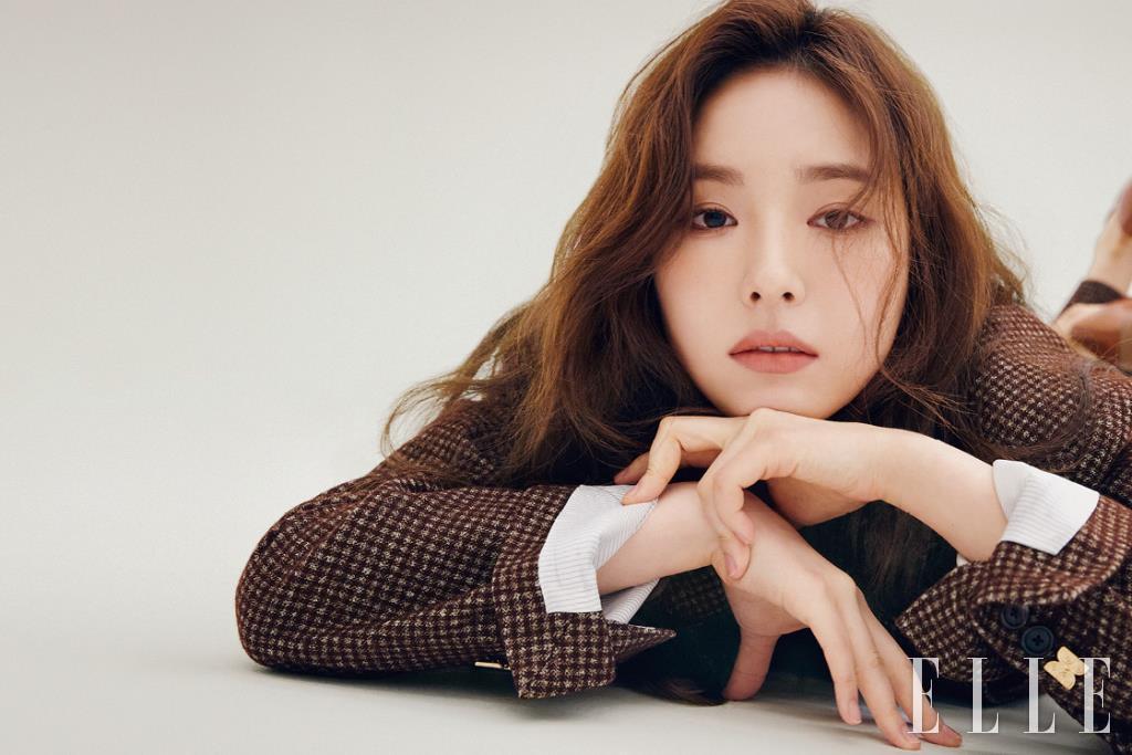 체크 패턴의 재킷은 EENK.