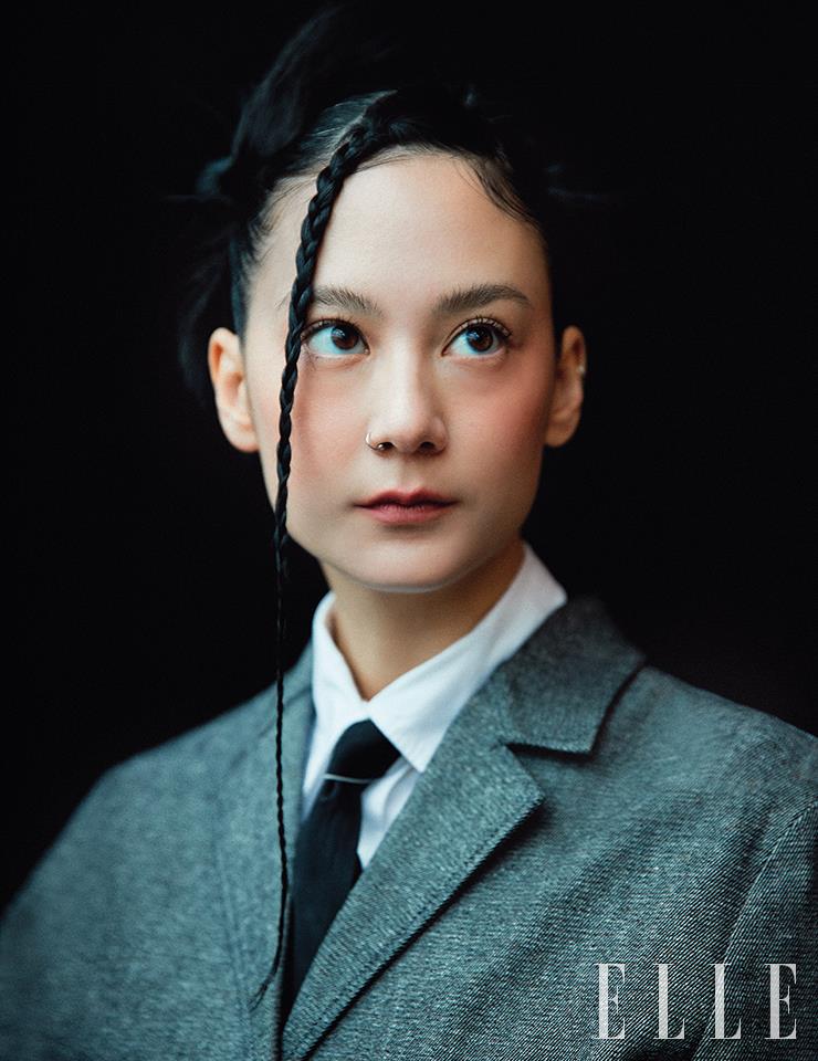 그레이 재킷과 셔츠, 타이는 모두 Dior.