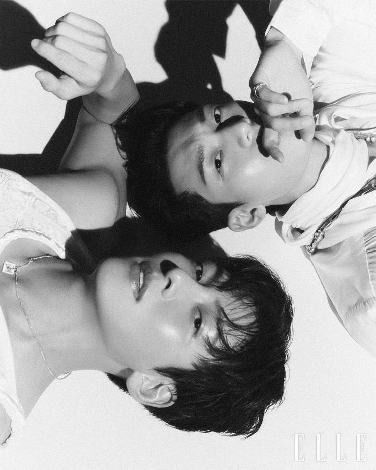 위하준이 입은 크로셰 니트는 Leje. 팬츠는 스타일리스트 소장품. 지창욱이 입은 셔츠와 슬리브리스는 모두 Dior Men. 팬츠는 Alexander McQueen.
