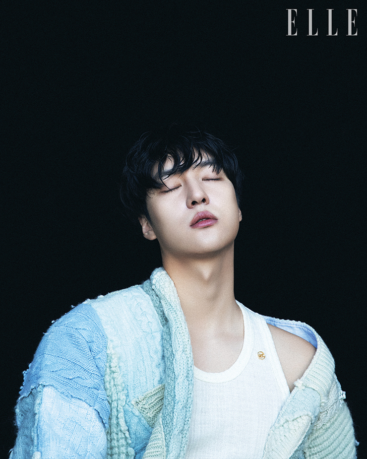 니트 카디건은 Greg Lauren by G.Street 494 Homme. 슬리브리스는 Recto.