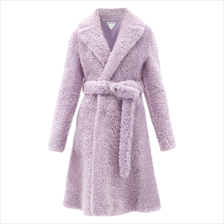 라일락 컬러의 시어링 코트는 1천80만원대, Bottega Veneta by Matchesfashion. 