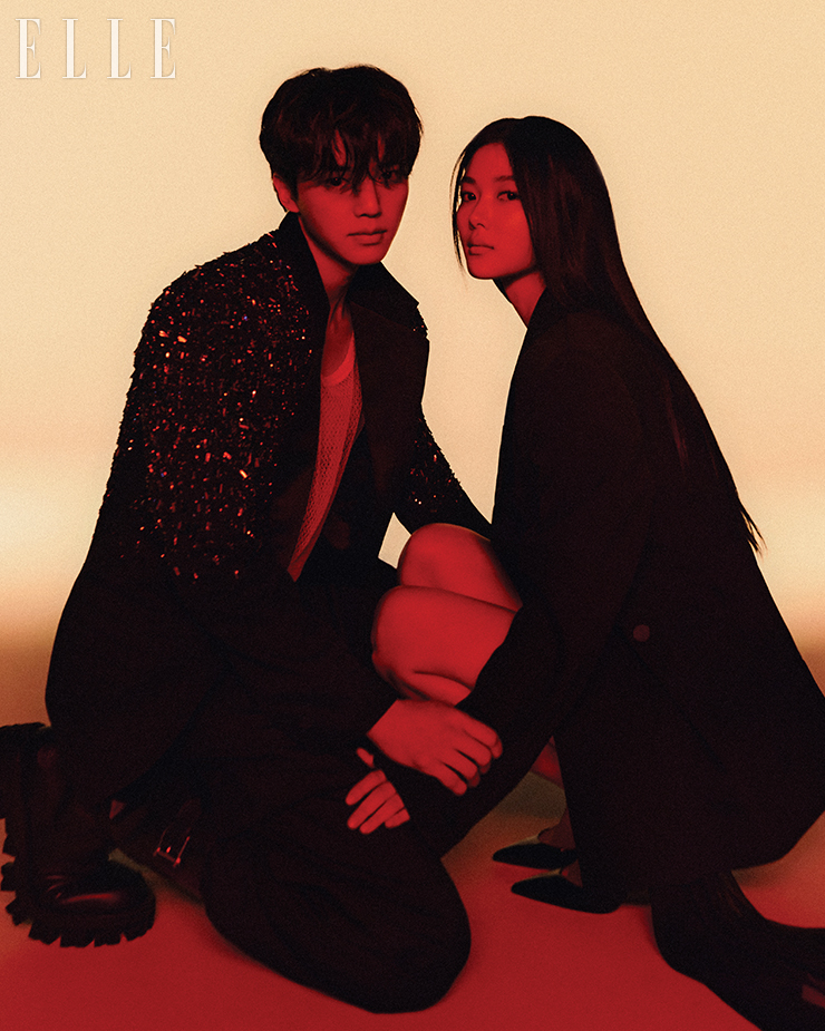 송강이 입은 재킷과 부츠는 모두 Versace. 팬츠는 Off-Whtie™. 이너 웨어 톱은 스타일리스트 소장품. 김유정이 입은 원피스와 블랙 재킷은 모두 Givenchy. 블랙 스틸레토 힐은 Christian Louboutin. 