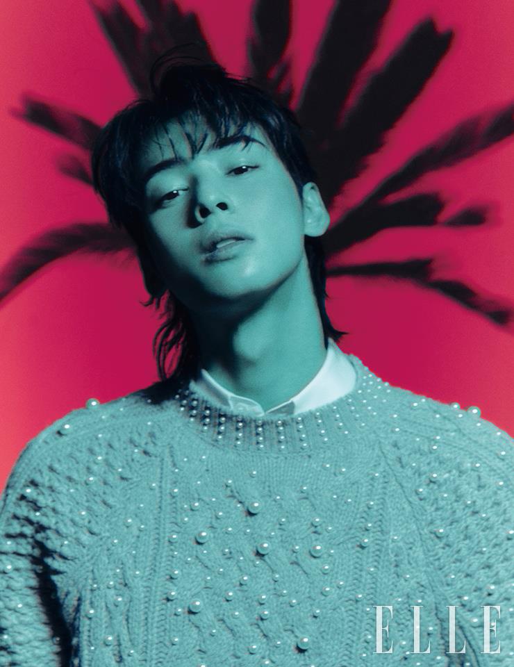 진주 장식을 더한 캐시미어 크루넥 케이블 니트와 화이트 코튼 포플린 셔츠는 모두 Dior Men.