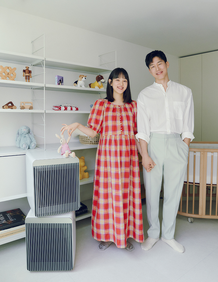 사용자의 생활 패턴에 맞춰 필터를 선택하고 교체할 수 있는 맞춤 케어 기능을 도입했다. ‘펫 케어’ 기능 적용 시 반려동물의 털과 냄새를 효과적으로 관리할 수 있다. 세이지 그린 컬러의 비스포크 큐브 에어 펫케어 모델. 윤승아가 입은 체크 패턴 롱 원피스는 The Great by Beaker. 김무열이 입은 팬츠는 Lanvin by Mue. ‘뉴 슬리피’ 아기침대는 Stokke.