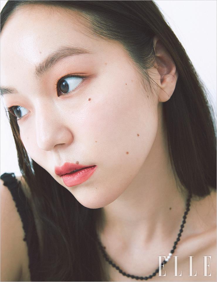 레 베쥬 젤 쿠션, N°12 로제를 펴 발라 피부 톤을 정돈해 주고, 피부를 매끄럽게 감싸며 빛을 반사시키는 하이라이팅 밤, 바움 에쌍씨엘 글로우 스틱, 트렌스페어런트를 봉긋 튀어나온 광대뼈 앞쪽과 콧등, 이마와 턱 끝에 덧발라 윤광을 표현한다. 차분한 로즈빛으로 물든 두 눈가는 레 베쥬 헬시 글로우 내추럴 아이섀도우 팔레트, 텐더로 완성한 것. 맑고 깨끗한 수채화 느낌을 살리기 위해 아이라인은 생략하고, 루쥬 코코 밤, 918 마이 로즈를 풀 립으로 발라 우아하게 빛나는 로즈 핑크빛 입술을 완성. 사용 제품은 모두 Chanel.