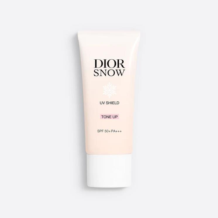 디올 스노우 UV 쉴드 톤업 SPF50+ PA++++ - 은은한 장밋빛 광채가 도는 에멀전 제형, 에델바이스 추출물과 비타민 C 유도체가 브라이트닝 작용도 하며 생활 방수도 가능하다. 30mL 9만8천원. 