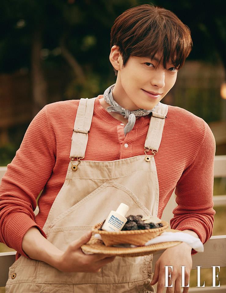 헨리넥 티셔츠와 오버올, 반다나 스카프는 모두 스타일리스트 소장품.