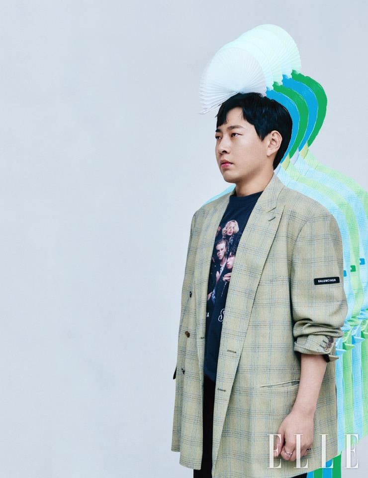 이진호가 입은 티셔츠와 오버사이즈 블레이저는 스타일리스트 소장품. 팬츠는 Acne Studios.