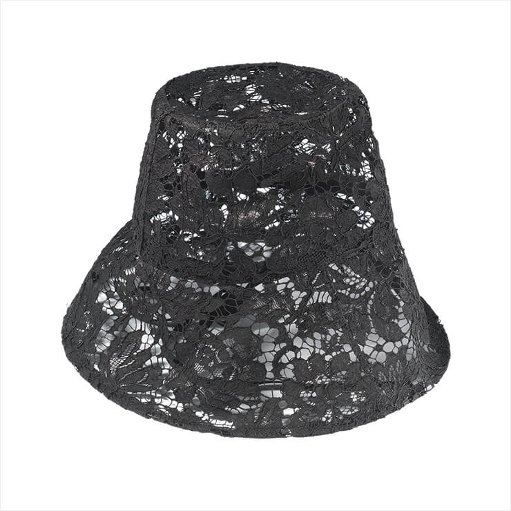 레이스 햇은 81만원, Valentino Garavani.