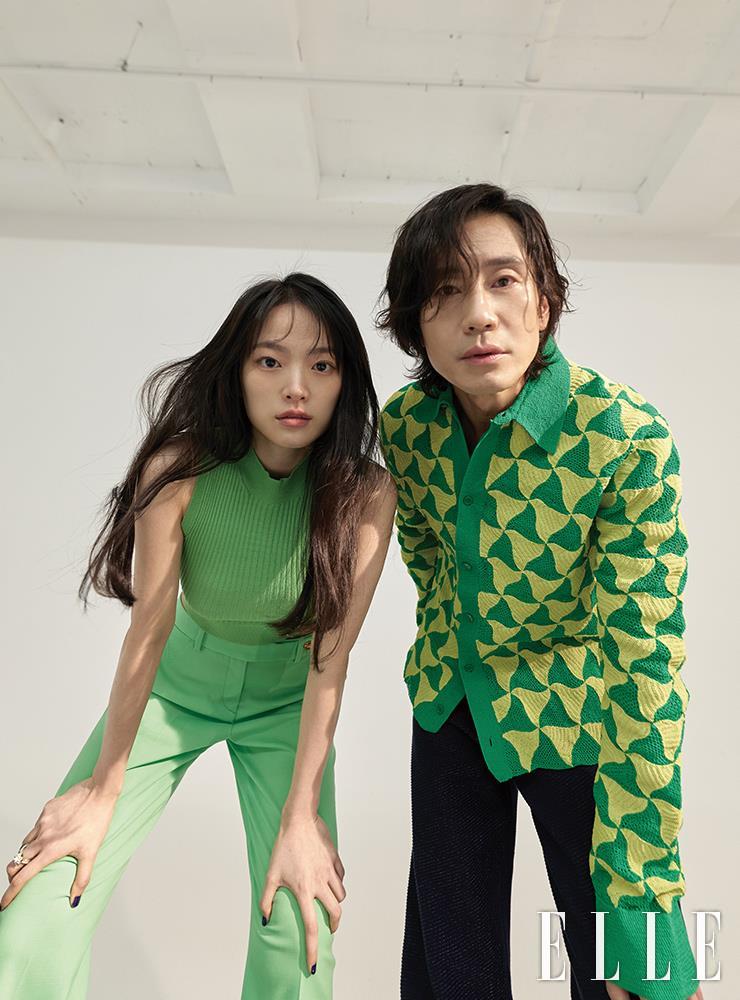 천우희가 입은 톱과 팬츠는 모두 Versace. 링은 Ninfa. 신하균이 입은 톱과 팬츠 모두 Bottega Veneta