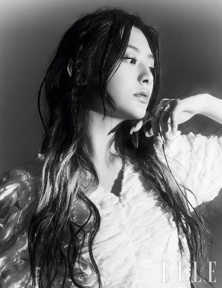 페더 장식이 달린 화이트 롱 드레스는 Ryoojin kim. 실버 링은 Tinatina.