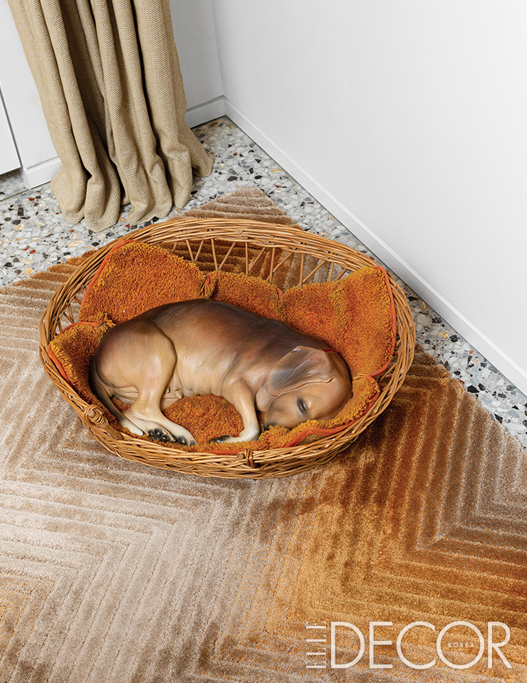 잠자는 강아지 작품은 듀앤 핸슨의 <Beagle in a Basket>.