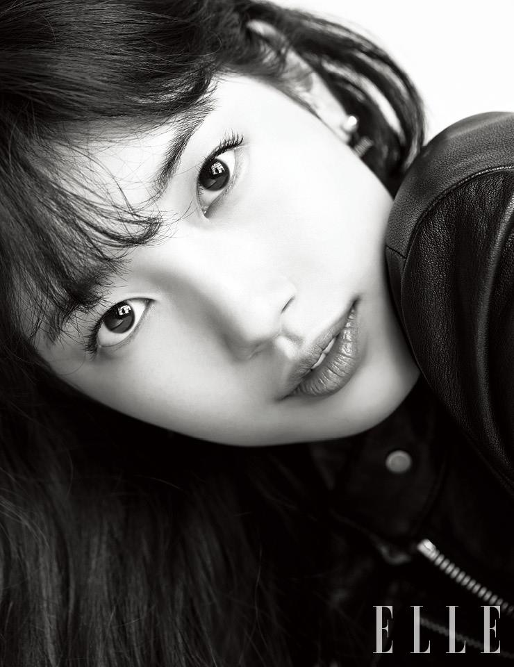 점프수트와 진주 장식의 이어링은 모두 Dior.