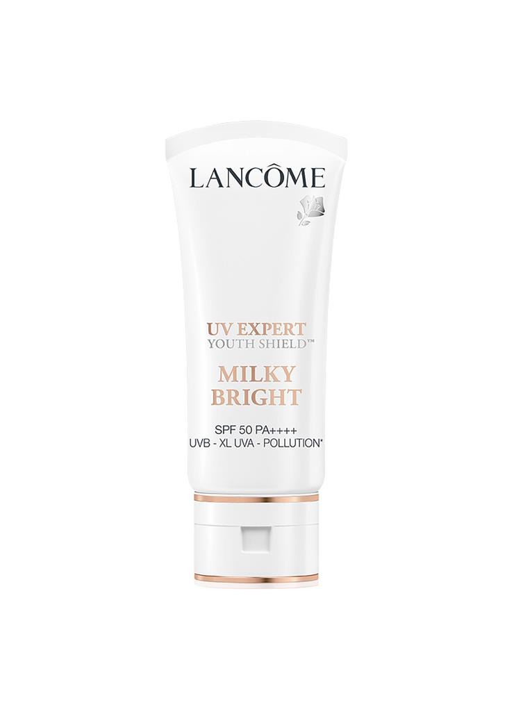 랑콤 UV 엑스퍼트 자외선 차단제 SPF 50+ PA++++ - 동 브랜드 자외선 차단제 중 가장 보습력 좋은 제품. 특허 받은 성분이 자외선 A, B 모두를 강력하게 차단해 눈밭에서 써도 좋다. 30mL, 6만3천원.