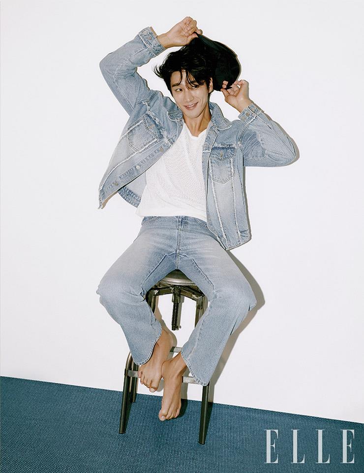 데님 재킷과 팬츠는 모두 Montsenu. 안에 입은 슬리브리스는 Boss Men. 캡은 Isabel Marant Homme.