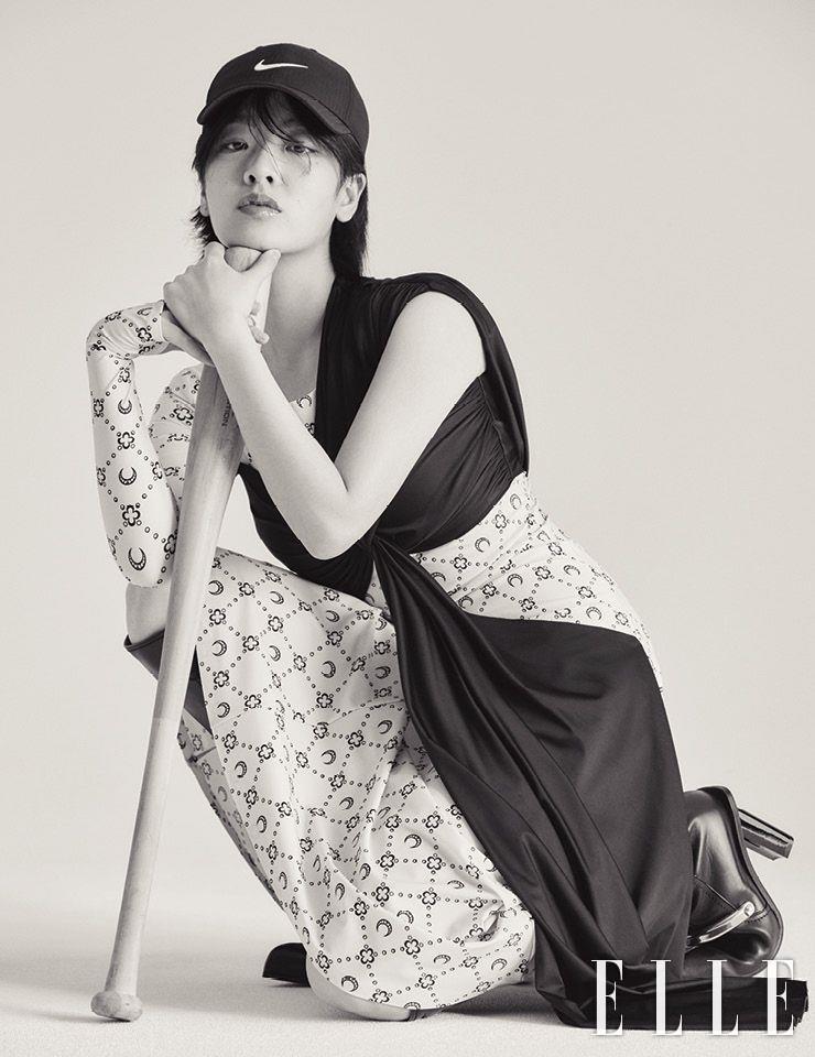 유니크한 디자인의 드레스는 Marine Serre by Boontheshop. 레더 롱부츠 힐은 Alexander McQueen. 베이식한 볼캡은 Nike.