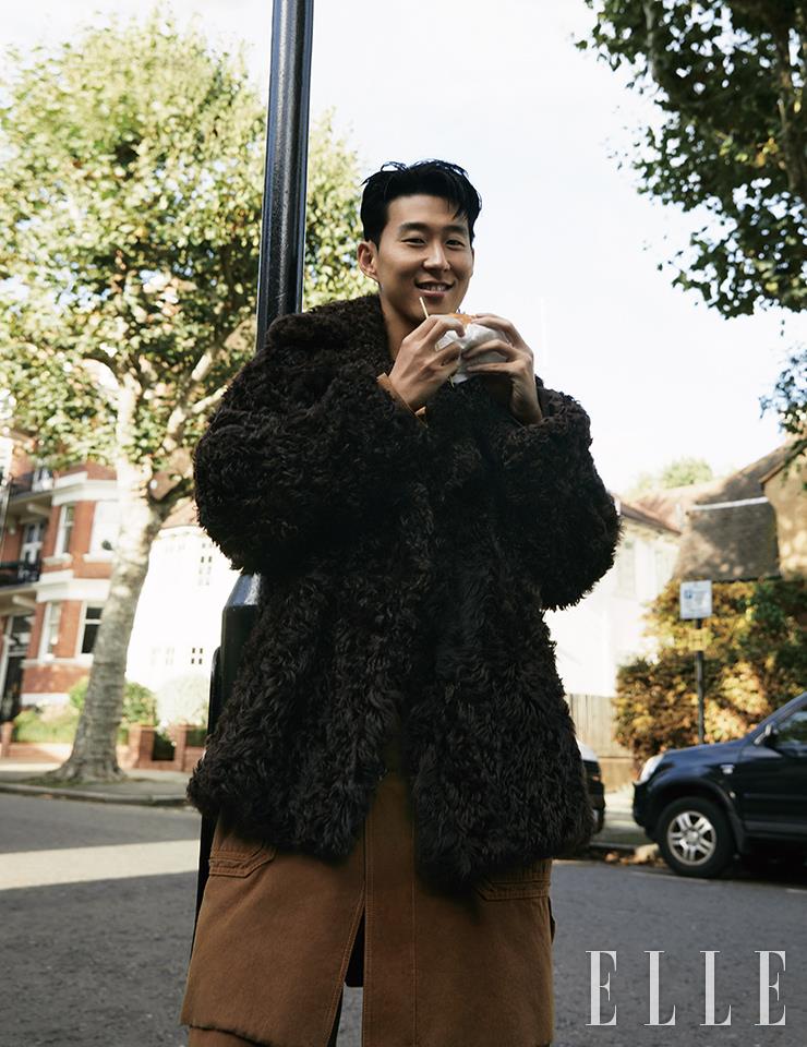 다크 브라운 시어링 코트와 브라운 롱 재킷, 팬츠는 모두 Burberry.
