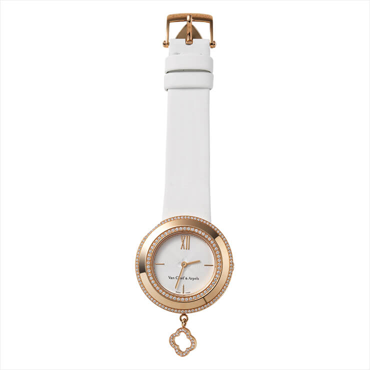 다이아몬드가 고급스럽게 세팅된, 참이 달린 워치는 2천3백20만원, Van Cleef & Arpels. 