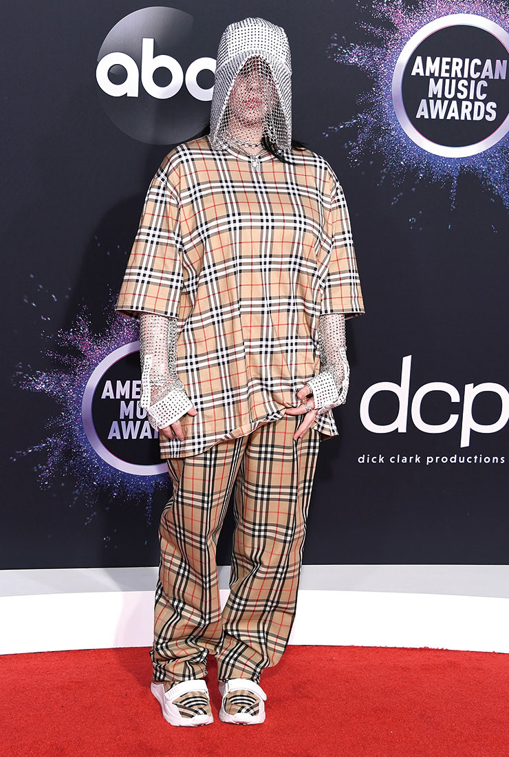 평범함은 거부한다. 어떤 룩에도 자신만의 개성을 장착해 예측 불가한 즐거움을 선사하는 빌리 아일리시. 버버리의 체크 셔츠와 팬츠에 ‘양봉꾼’을 연상시키는 독특한 체인 모자로 강력한 한 방을 선사했다. 