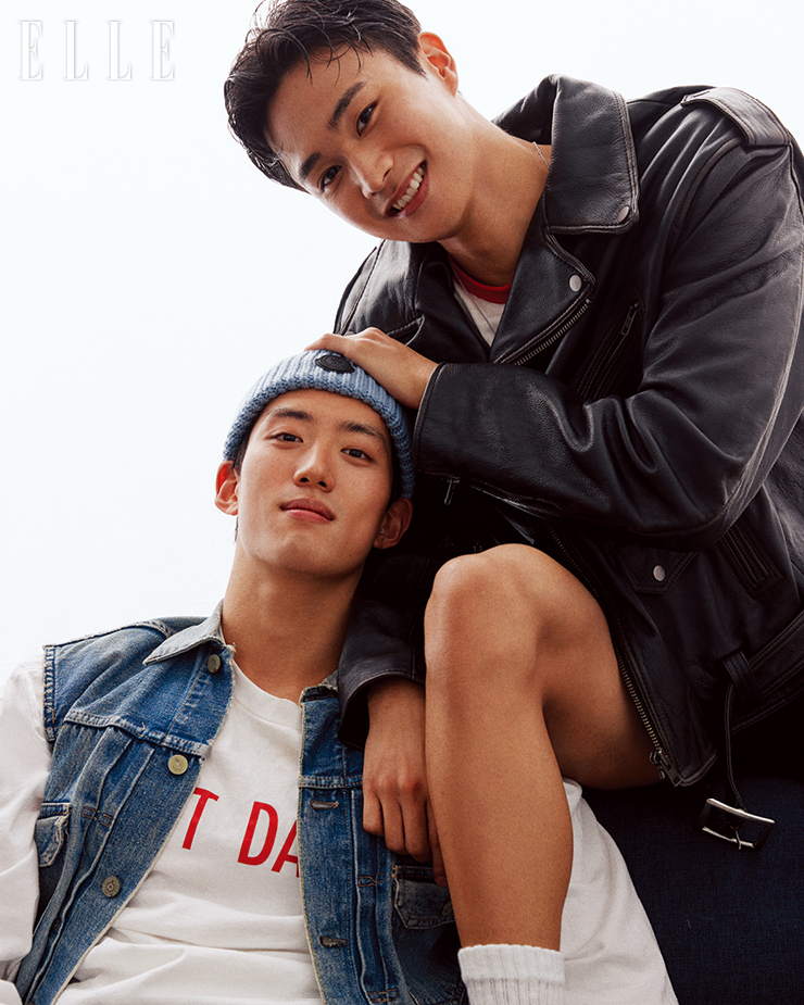 김건우가 입은 니트 비니는 Moncler Collection. 티셔츠는 스타일리스트 소장품. 백인철이 입은 재킷은 Steven Meisel for Zara. 네크리스는 Tom Wood. 티셔츠와 삭스는 모두 스타일리스트 소장품.