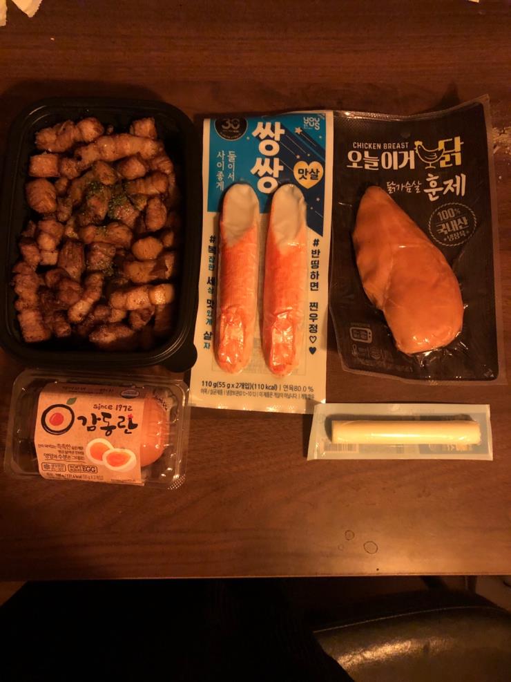 저녁: 삼겹살, 삶은 달걀 2개, 게 살 1개, 닭 가슴살(안 먹음), 떡볶이 국물 조금