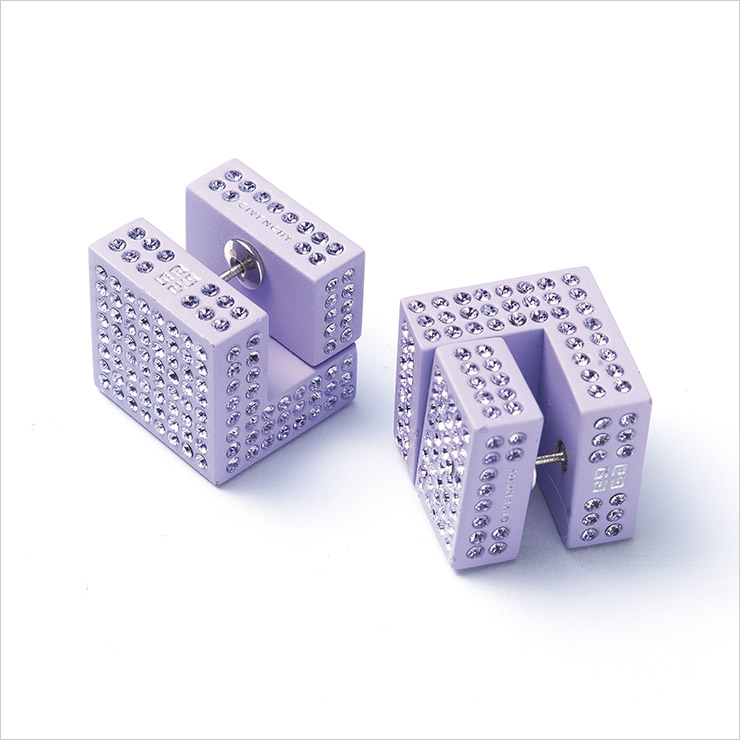 주사위를 닮은 조형적인 이어링은 가격 미정, Givenchy. 