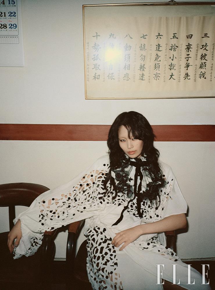 펀칭 디테일의 드레스와 네크라인 칼라는 가격 미정, 모두 Louis Vuitton.