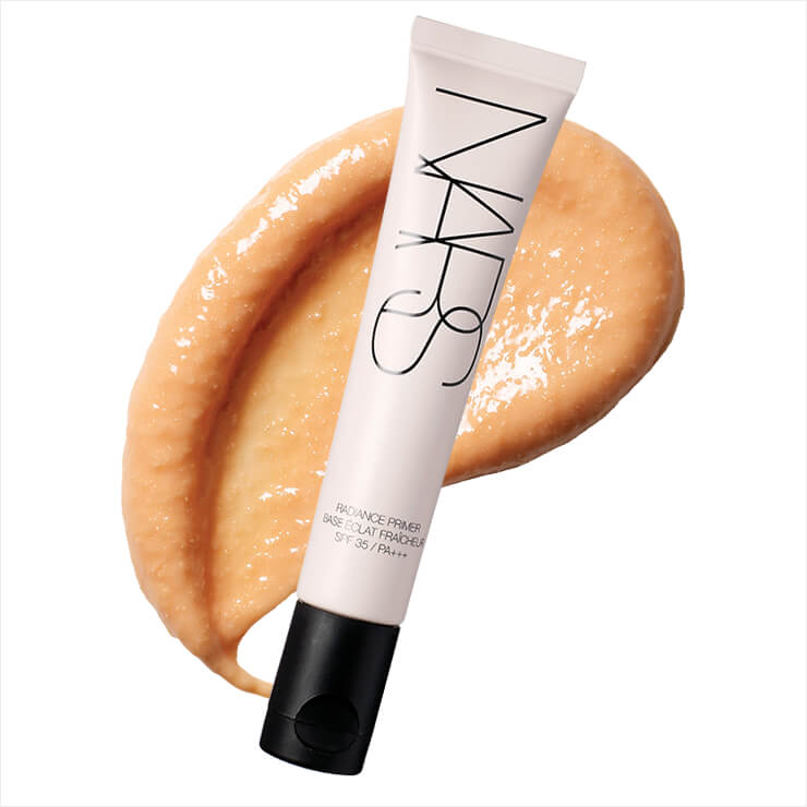 윤기 피부 표현을 위해 즐겨 사용하는 래디언스 프라이머 SPF 35/PA+++, 5만원, Nars. 