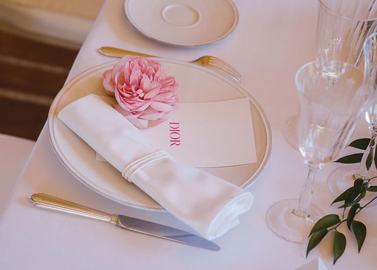 샤또 드 라 콜 누와르에서 진행된 장밋빛 런치. 실제 무슈 디올도 이곳에서 많은 문인, 예술가들과 만찬을 즐겼다고 한다.